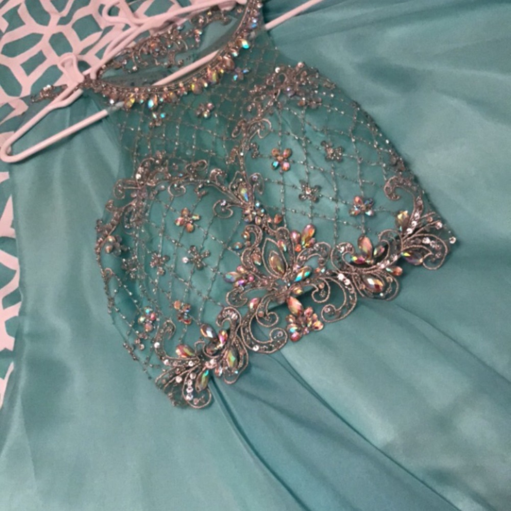 Prom Dresses - Picture 2 of 5